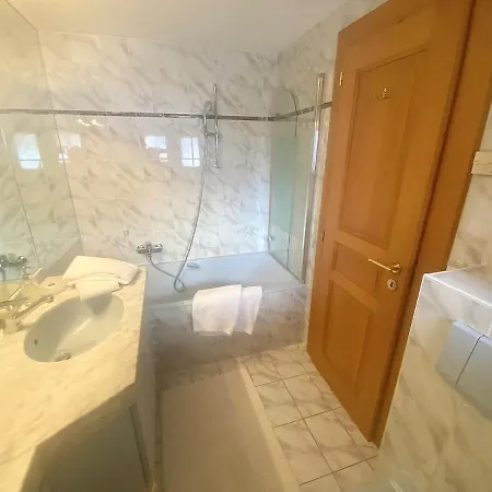Sanctuary- Panoramic Views-ensuite-spa-gym Apartment *