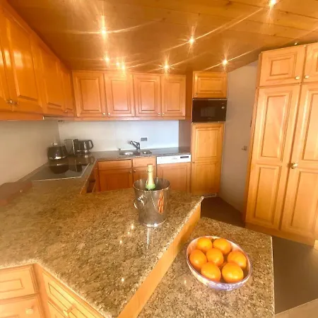 Apartment Sanctuary- Panoramic Views-ensuite-spa-gym